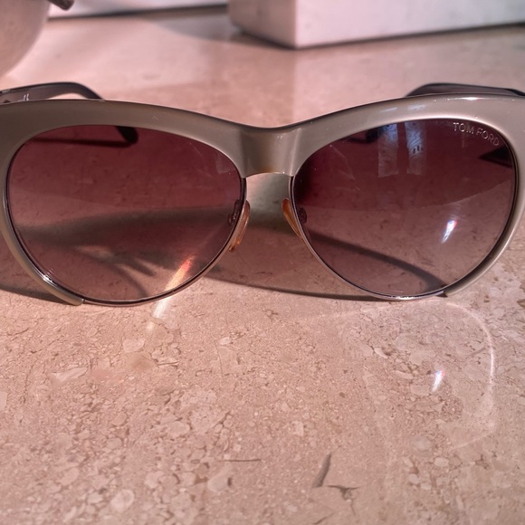 Tom Ford Women's Sunglasses TF365
Leona Cat Eye Grey Silver Lens Brown gradient - Picture 7 of 11